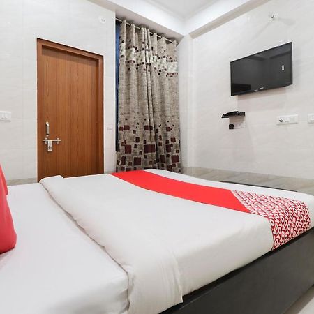 Oyo 69378 Trilok Dham Hotel Vrindāvan Buitenkant foto