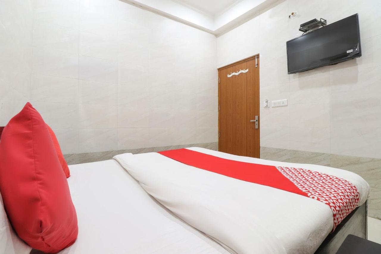 Oyo 69378 Trilok Dham Hotel Vrindāvan Buitenkant foto