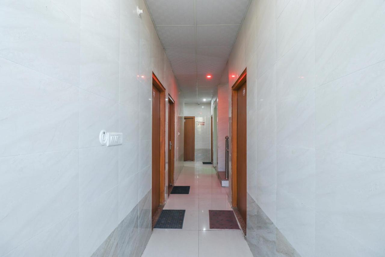 Oyo 69378 Trilok Dham Hotel Vrindāvan Buitenkant foto