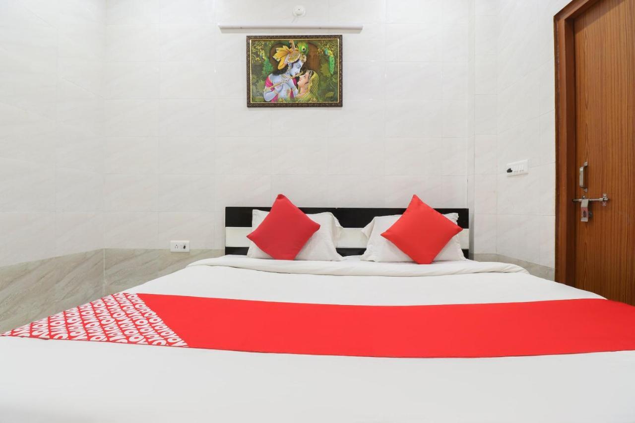 Oyo 69378 Trilok Dham Hotel Vrindāvan Buitenkant foto