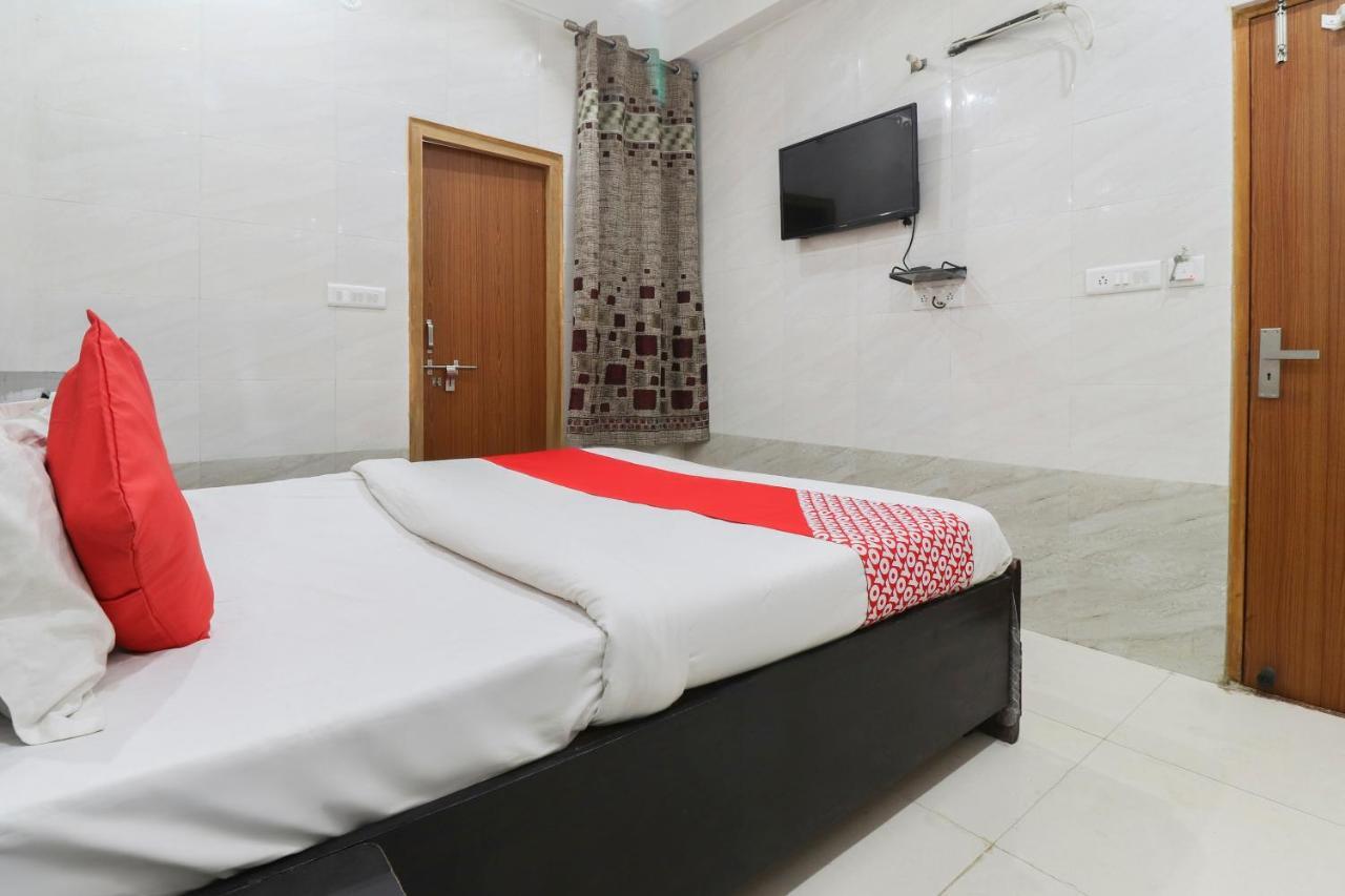 Oyo 69378 Trilok Dham Hotel Vrindāvan Buitenkant foto