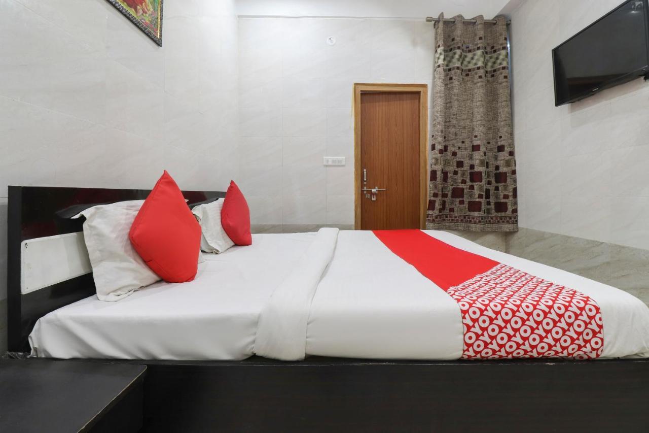 Oyo 69378 Trilok Dham Hotel Vrindāvan Buitenkant foto