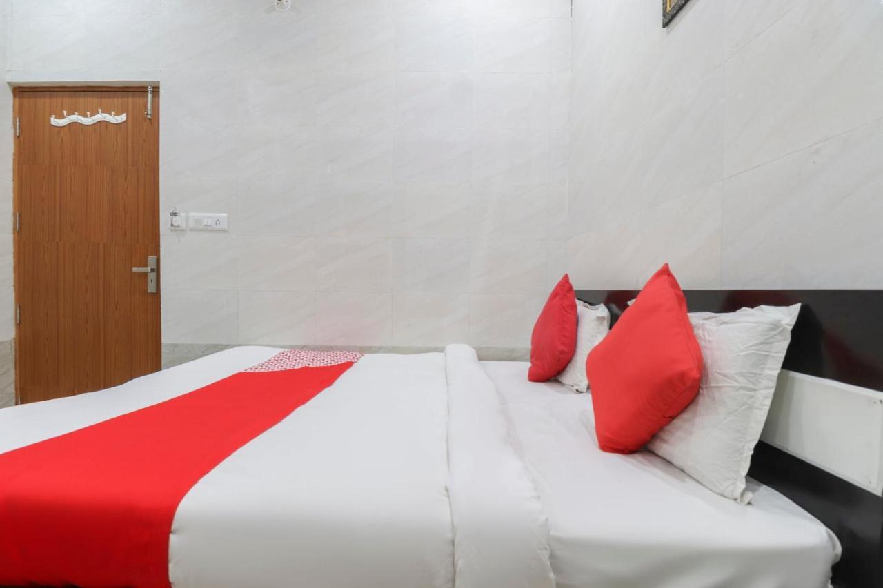 Oyo 69378 Trilok Dham Hotel Vrindāvan Buitenkant foto