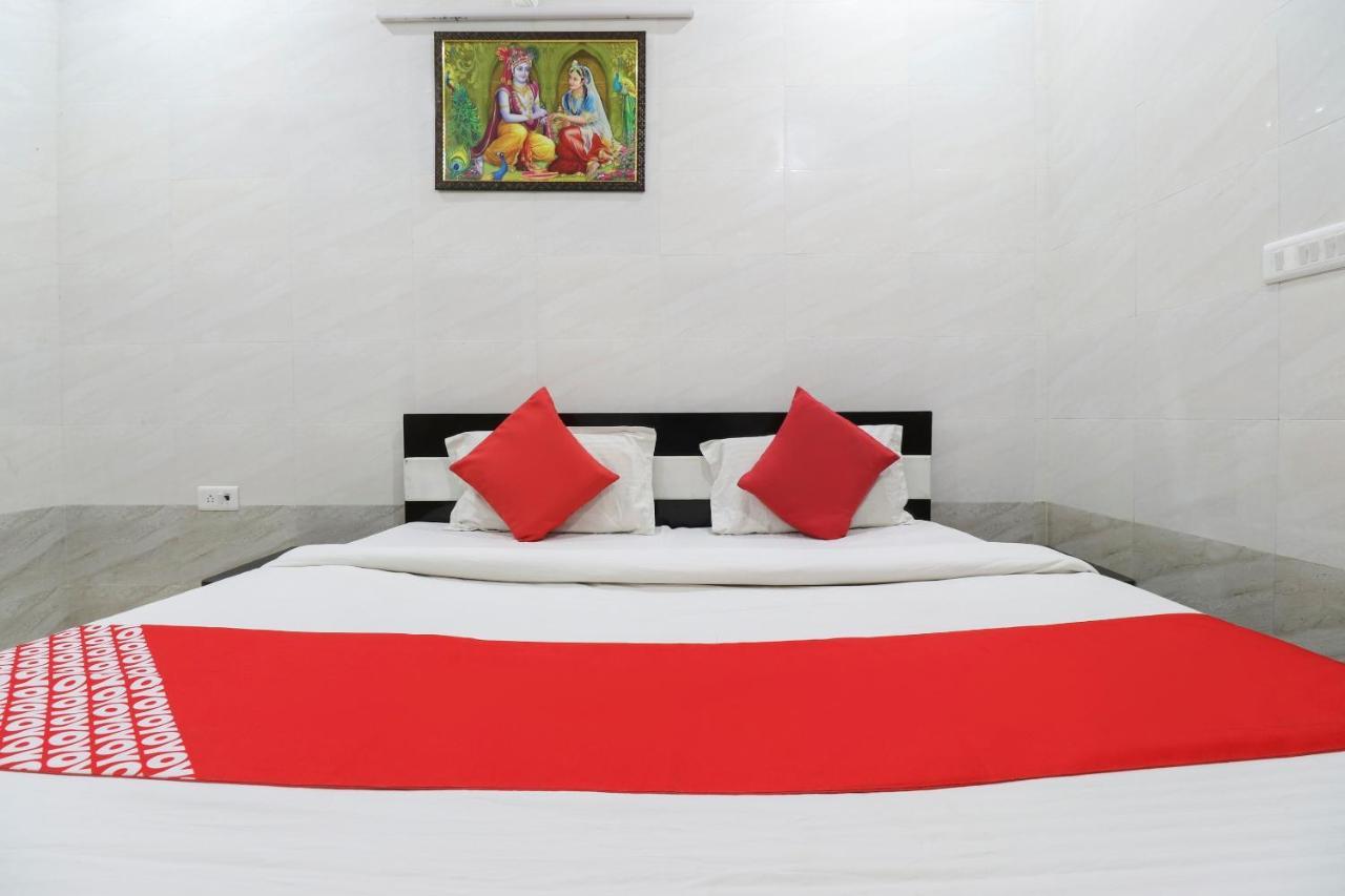 Oyo 69378 Trilok Dham Hotel Vrindāvan Buitenkant foto