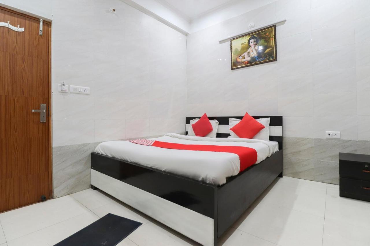 Oyo 69378 Trilok Dham Hotel Vrindāvan Buitenkant foto