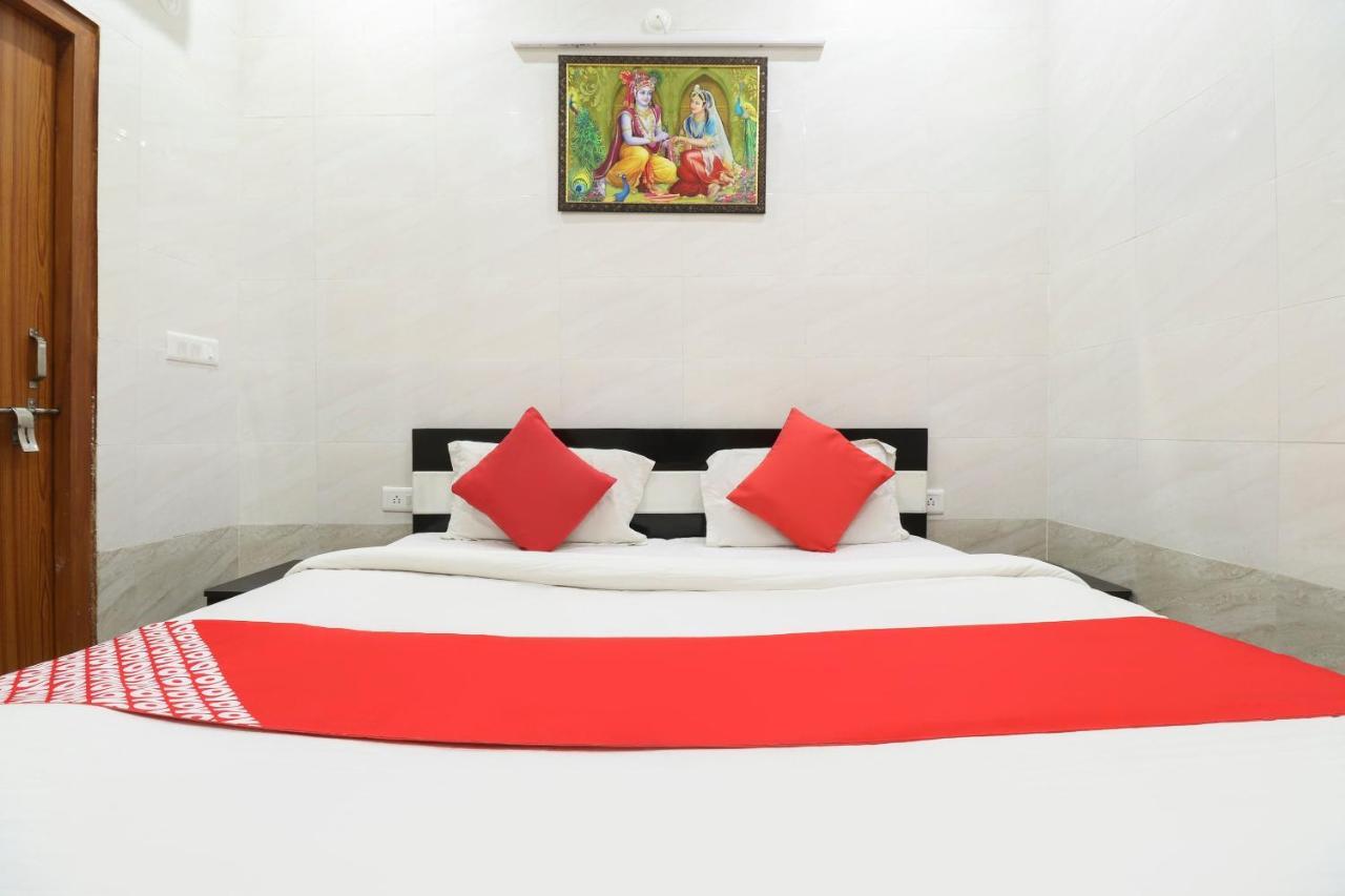 Oyo 69378 Trilok Dham Hotel Vrindāvan Buitenkant foto