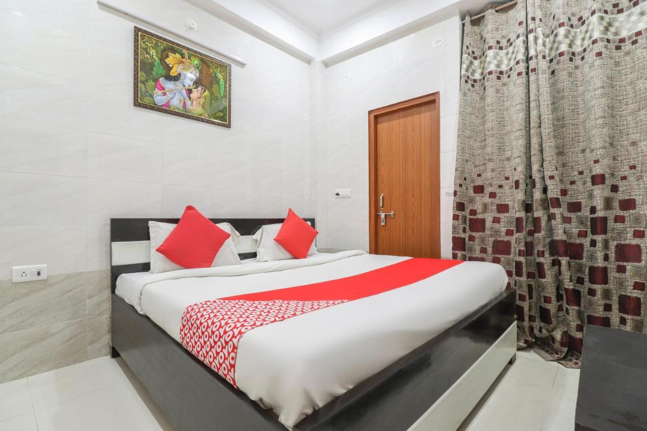 Oyo 69378 Trilok Dham Hotel Vrindāvan Buitenkant foto