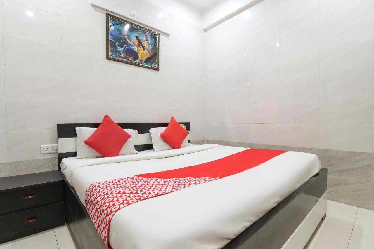 Oyo 69378 Trilok Dham Hotel Vrindāvan Buitenkant foto