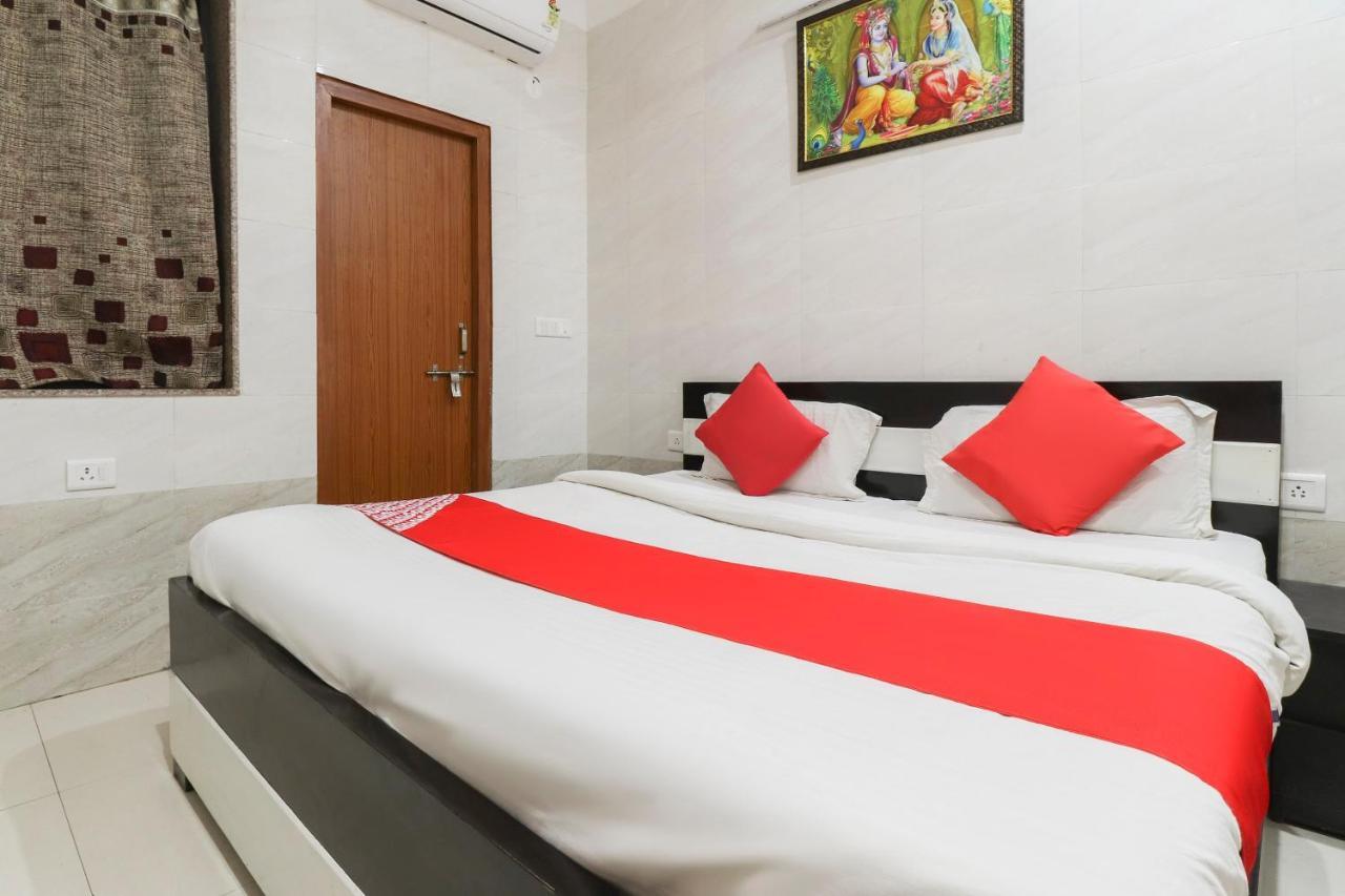 Oyo 69378 Trilok Dham Hotel Vrindāvan Buitenkant foto