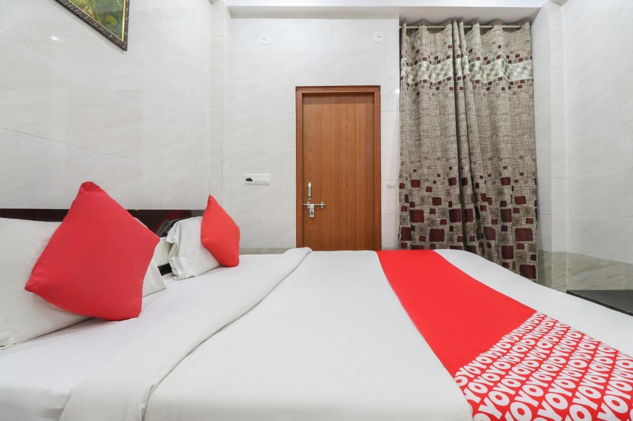 Oyo 69378 Trilok Dham Hotel Vrindāvan Buitenkant foto