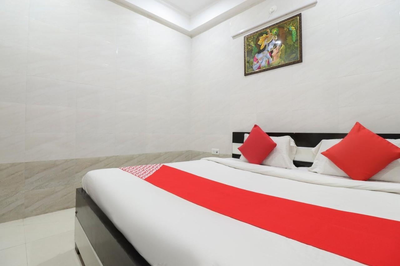 Oyo 69378 Trilok Dham Hotel Vrindāvan Buitenkant foto